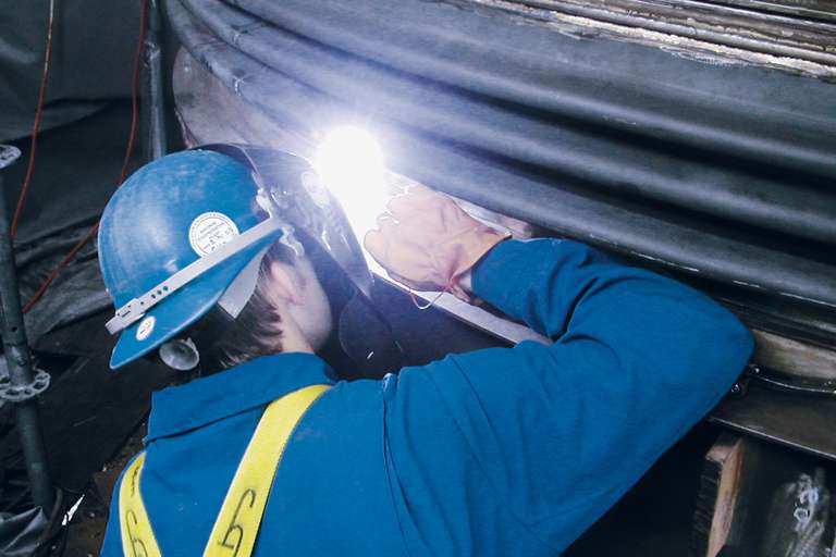 Clamshell-Kompensator zum Schutz eines beschädigten Metallbalgs